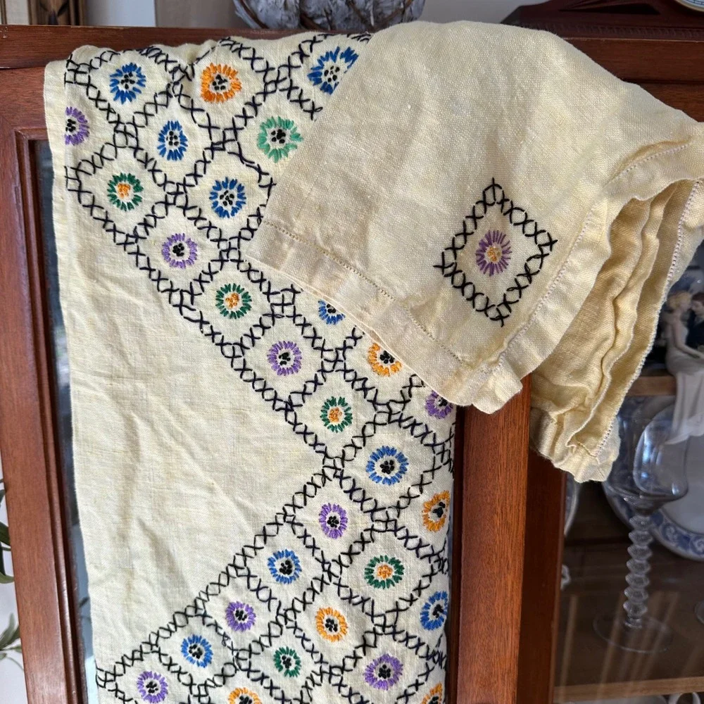 Vtg 50s Cross Stitch Tablecloth & 4 Napkins Set Yellow Floral Linen Cottagecore